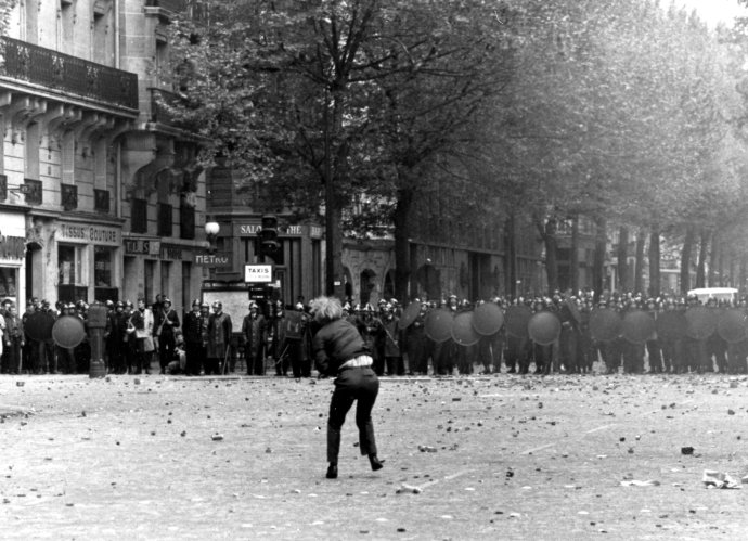 Paríž 1968. Francúzsko má dlhú tradíciu tvrdých zásahov proti násilným demonštrantom. Foto - TASR/AP