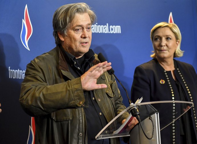Steve Bannon a Marine Le Penová. Foto – TASR/AP