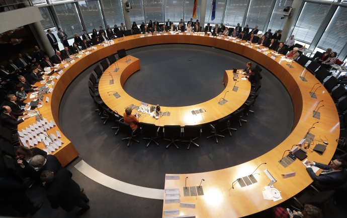 Nemecká kancelárka Angela Merkelová sedí pred parlamentným vyšetrovacím výborom 16. februára 2017 v Berlíne. Výbor skúmal aktivity americkej Národnej bezpečnostnej agentúry (NSA) a nemeckej Spolkovej spravodajskej služby (BND) voči spojencom. Cieľom zasadnutia boli preveriť obvinenia z odpočúvania Merkelovej služobného telefónu zo strany NSA v roku 2013. Foto – TASR/AP