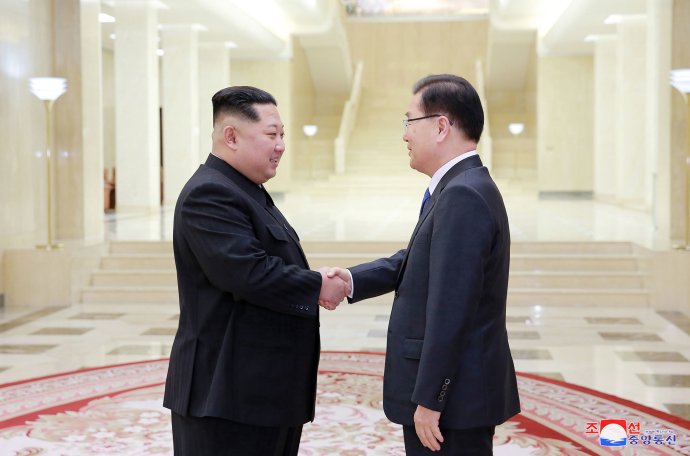 Kim Čong-un a riaditeľ juhokórejského úradu pre národnú bezpečnosť počas stretnutia v Severnej Kórei. Foto – TASR/AP