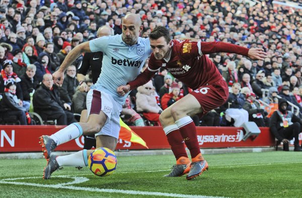 Lopta mu odskakuje, pozične je často mimo, no aj tak sa vypracoval na jedného z&nbsp;najlepších obrancov Premier League