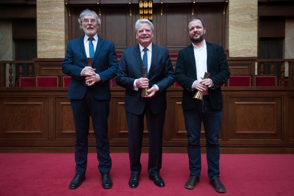 Ján Benčík, Joachim Gauck a Matúš Kostolný, šéfredaktor Denníka N. Foto N – Vladimír Šimíček