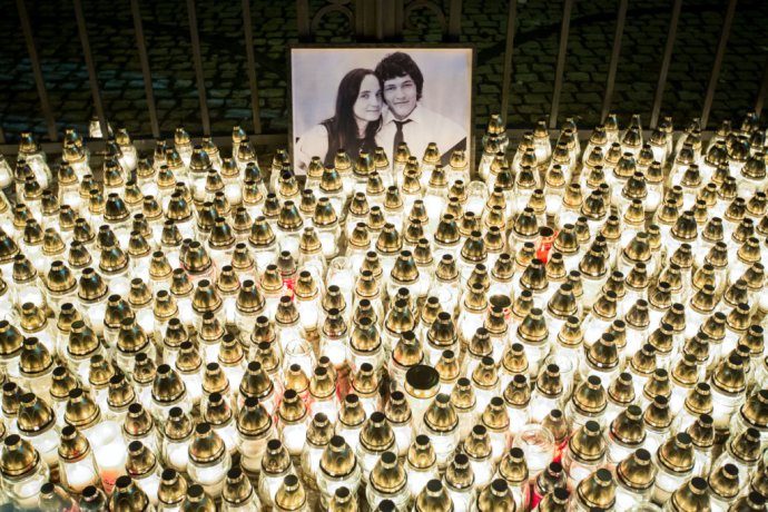 Sviečky pripomínajúce zavraždeného novinára Jána Kuciaka a jeho snúbenicu Martinu Kušnírovú pred úradom vlády. Foto N – Tomáš Benedikovič
