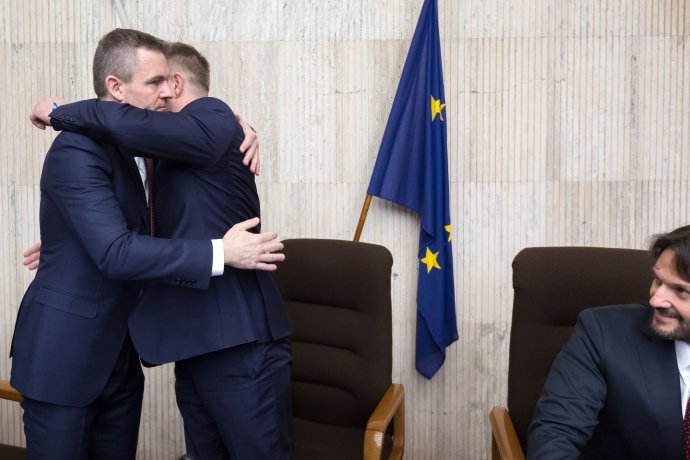 Robert Fico odovzdal v roku 2018 post premiéra Petrovi Pellegrinimu. Foto N – Tomáš Benedikovič