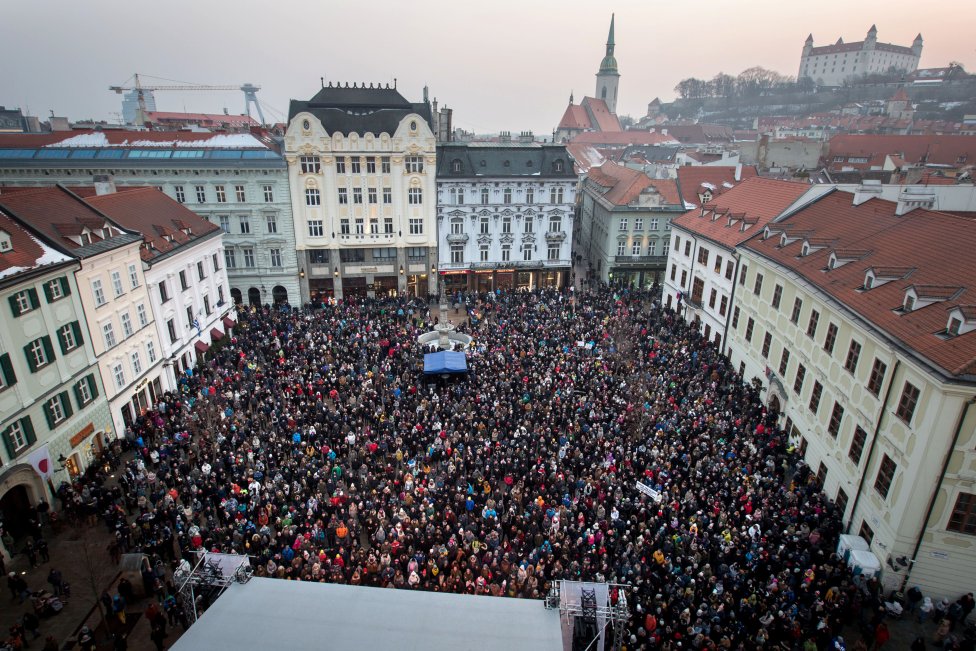 Nedeľný Koncert pre Jána a Martinu sledovalo v Bratislave preplnené Hlavné námestie. Foto N – Tomáš Benedikovič