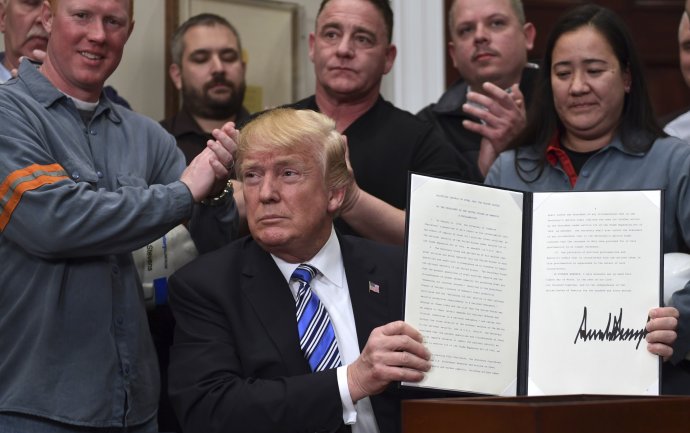 Donald Trump podpísal vyššie clá na dovoz ocele a hliníka. Foto – TASR/AP