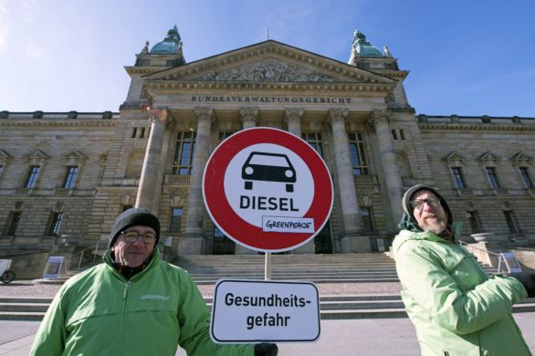 Environmentálni aktivisti stoja pred budovou spolkového správneho súdu v Lipsku. Foto – TASR/AP