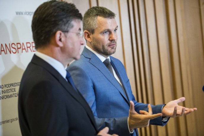 Slovenský premiér Peter Pellegrini a jeho šéf diplomacie Miroslav Lajčák. Foto – TASR