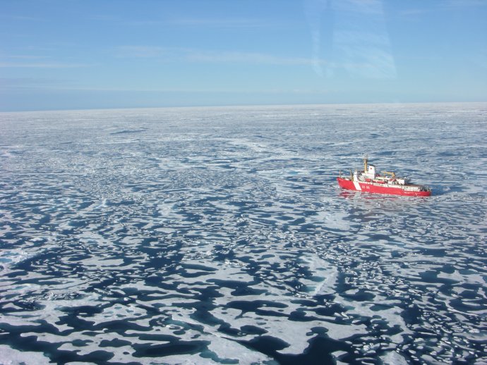 Loď pri kanadských Arktických ostrovoch. Ilustračné foto – TASR/AP