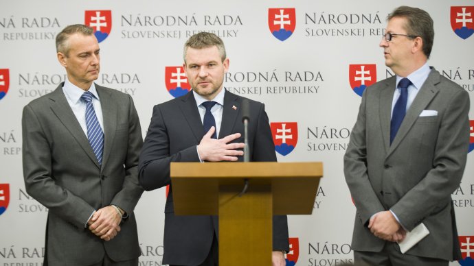 Podpredsedovia Smeru Peter Pellegrini a Richard Raši a predseda poslaneckého klubu Martin Glváč. Foto – TASR