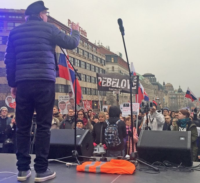 Miroslav Žbirka podporil protesty Za slušné Slovensko vystúpením v Prahe. Foto - Patrícia Holíková