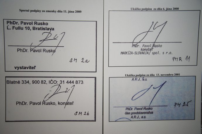 Porovnanie podpisov Pavla Ruska na sporných zmenkách (vľavo) a jeho podpisu na dokumentoch z roku 2000, keď šéfoval televízii Markíza. Foto – TASR
