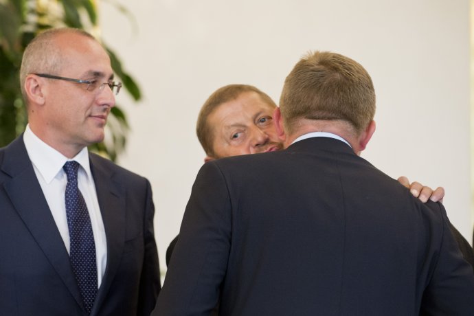 Harabin a Fico v roku 2013, prizerá sa vtedajší minister spravodlivosti Tomáš Borec. Foto - TASR