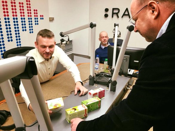 Premiér Peter Pellegrini v relácii Sobotné dialógy. Riaditeľ RTVS Jaroslav Rezník mu ponúka čaj. Zdroj – Facebook Petra Pellegriniho