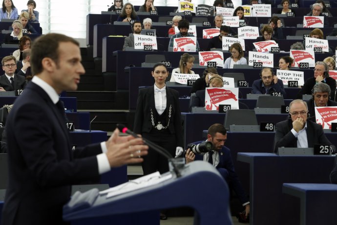 Počas Macronovho prejavu v Štrasburgu držali viacerí europoslanci plagáty „Stop vojne v Sýrii“. Foto – TASR/AP
