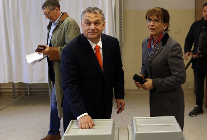 Orbán išiel voliť s manželkou. Foto – AP