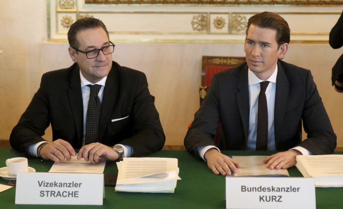 Rakúsky vicekancelár Heinz-Christian Strache (vľavo) a rakúsky kancelár Sebastian Kurz. Foto – TASR/AP