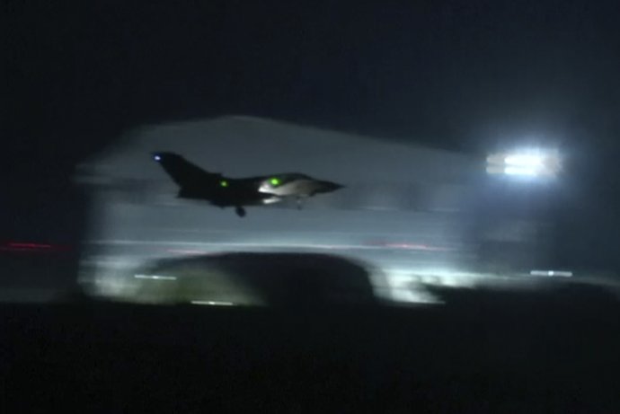 Lietadlo britských kráľovských vzdušných síl vzlieta zo základne na Cypre. Foto - AP