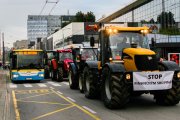 Farmári, ktorí vyrazili na traktoroch do Košíc, prinútili Matečnú, aby za nimi prišla na východ
