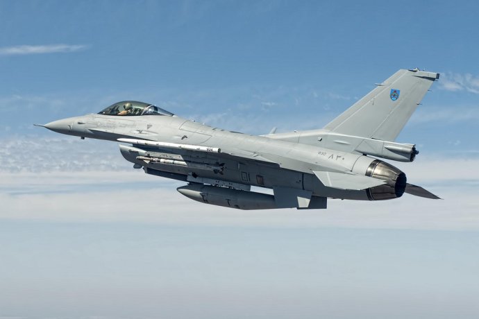 Lietadlo F-16 od firmy Lockheed je historicky najúspešnejšou prúdovou stíhačkou na svete. Američania ju dodali do dvadsiatich piatich krajín sveta. Najnovšiu verziu Block 70 aktuálne ponúkajú aj Slovensku. Na fotke je F-16 vo výzbroji Ománu. Foto - Lockheed