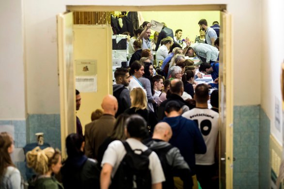 Voliči čakajú na odvolenie už po oficiálnom skončení volieb pred volebnom miestnosťou v centre Budapešti. Foto - ap
