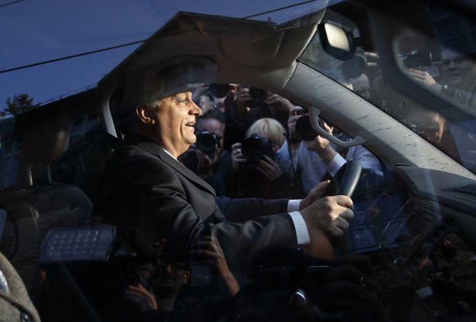 Viktor Orbán sedí v aute po tom, čo odvolil. Foto – AP