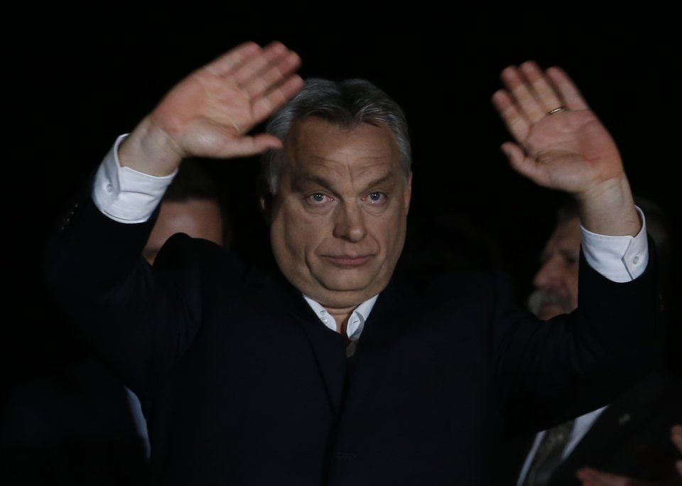Viktor Orbán zdraví priaznivcov po volebnom víťazstve. Foto - ap