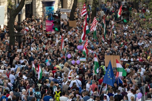 Maďari nespokojní s výsledkami parlamentných volieb, ktoré potvrdili nadvládu Viktora Orbána. Foto - AP