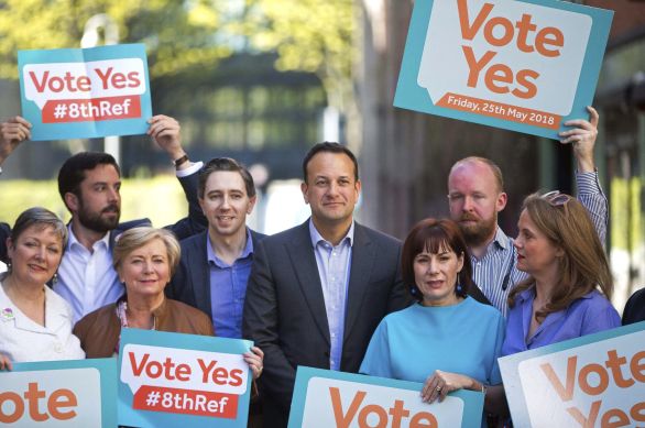 Írsky premiér Leo Varadkar (v strede) pózuje počas kampane vyzývajúcej hlasovať v referende za zmiernenie potratovej legislatívy. Foto - AP