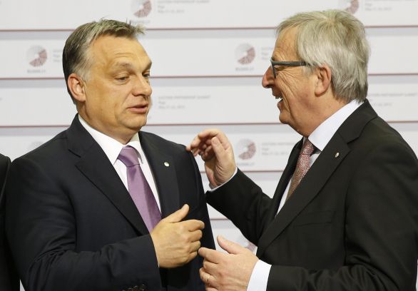 Predseda Európskej komisie Jean-Claude Juncker (vpravo) a maďarský premiér Viktor Orbán. Foto – TASR/AP