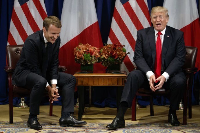Americký prezident Donald Trump (vpravo) a francúzsky prezident Emmanuel Macron. Foto – TASR/AP