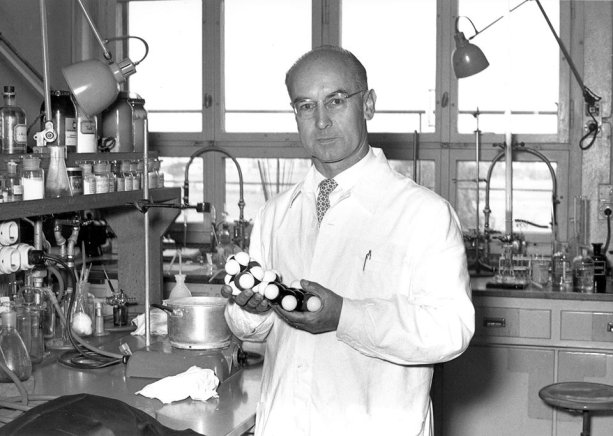 Albert Hofmann s modelom molekuly LSD