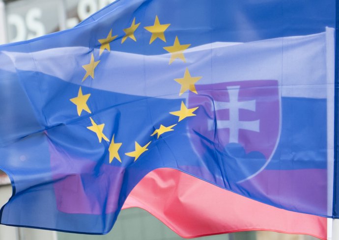 Na snímke vlajky Slovenskej republiky a Európskej únie v Bratislave 5. apríla 2018. Foto – TASR, Martin Baumann