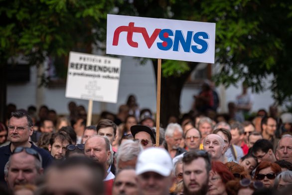 Májové hromaždenie Za slušné Slovensko, kde ľudia protestovali proti hrozbe vplyvu SNS v RTVS. Foto N - Tomáš Benedikovič