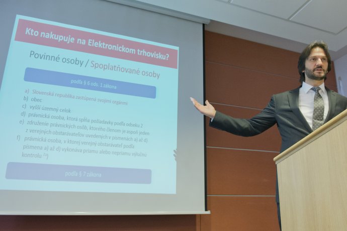 Robert Kaliňák v januári 2015 informoval o spustení ostrej prevádzky elektronického kontraktačného systému. Foto – TASR