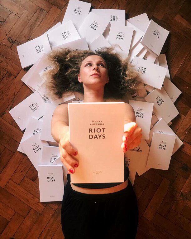 Marija Aľjochinová a jej najnovšia kniha v angličtine. Foto: Marijin Instagram