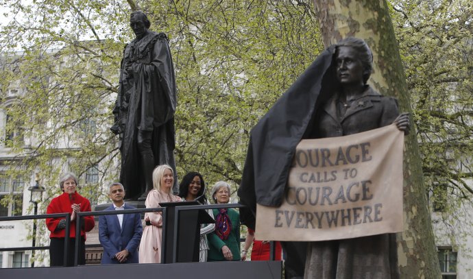 Britská premiérka Theresa Mayová a starosta Londýna Sadiq Khan na odhalení sochy sufražetky Millicent Fawcettovej. Foto – TASR/AP