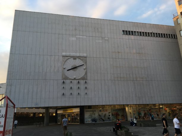 Obľúbená zvonkohra s hodinami na stene bývalého Prioru