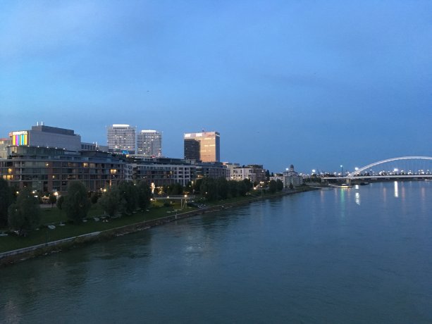 Pohľad na panorámu vznikajúceho Bratislavského downtownu od Starého mostu