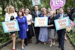 Írsky premiér Leo Varadkar (v strede) podporuje referendum. Foto – TASR/AP