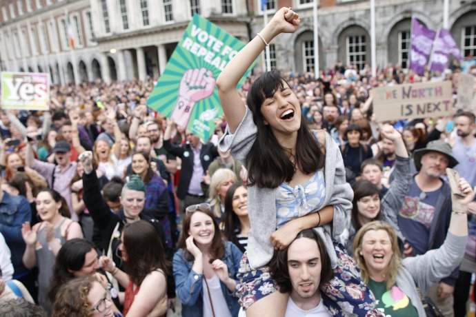 Oslavy ľudí, ktorí sa radujú z legalizácie potratov v Írsku. Foto – AP
