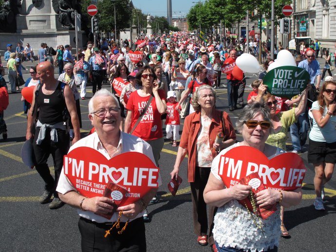Pochod proti umelým potratom v írskom Dubline. Foto – TASR/AP