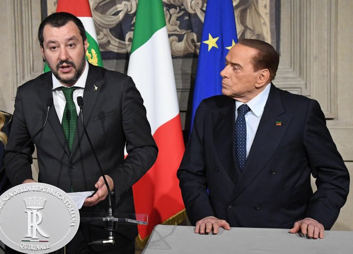 Hnutie piatich hviezd Berlusconiho (vpravo) vo vláde nechce, líder Ligy Salvini (vľavo) sa partnerstva s jeho stranou vzdať nechce. Foto - TASR/AP
