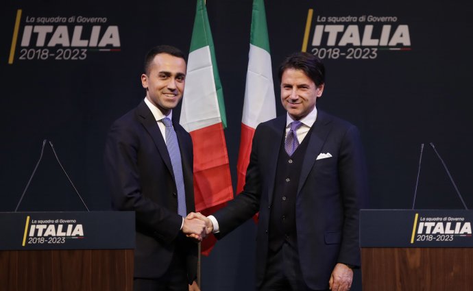 Líder Hnutia piatich hviezd Luigi Di Maio a Guiseppe Conte, ktorého nová koalícia navrhuje na post premiéra. Foto – TASR/AP