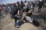 Starší Palestínčan padá na zem po tom, čo ho zasiahla strela izraelskej armády. Foto – TASR/AP