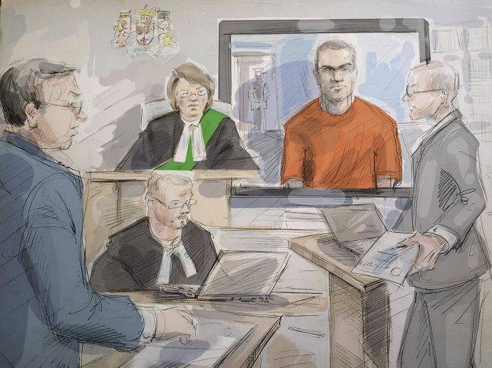 Na kresbe zľava sudkyňa Ruby Wongová, Alek Minassian a hlavný prokurátor Joe Callaghan v súdnej sieni 10. mája 2018 v Toronte. Foto – TASR/AP