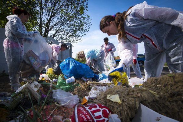 Prehrabali sme smeti v&nbsp;dedine, kde platia za odpad len päť eur ročne. Netriedia, našli sme lodičky, klobásy aj kokosy