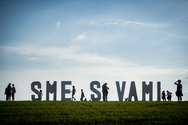 Rodiny Jána a&nbsp;Martiny dúfajú, že ľudia nezabudnú. Preto urobili plánovanú svadbu ako omšu a&nbsp;súhlasili s&nbsp;najväčším koncertom