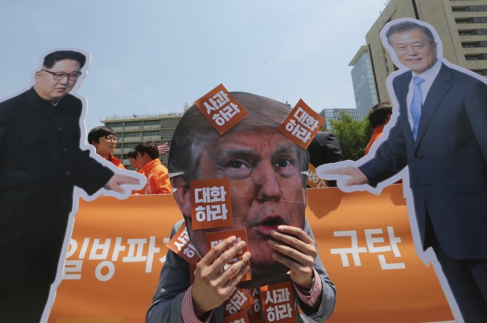 Proti kroku Trumpa protestovali ľudia v Južnej Kórei. Foto – TASR/AP