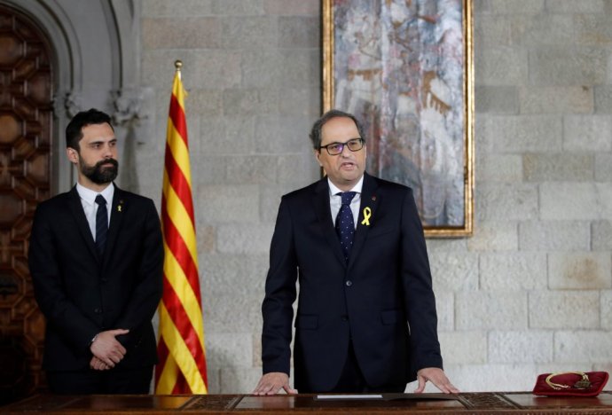 Novozvolený predseda katalánskej regionálnej vlády Quim Torra (vpravo). Foto – TASR/AP